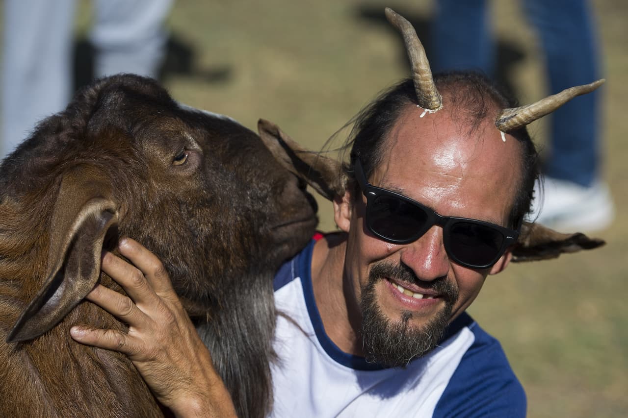 En los alrededores el estadio Akron la alegría y emoción la pusieron los aficionados de las Chivas que entusiasmados por un nuevo título de su equipo llegaron en gran número para ver la final de la Concacaf Liga de Campeones ante Torotno F.C.