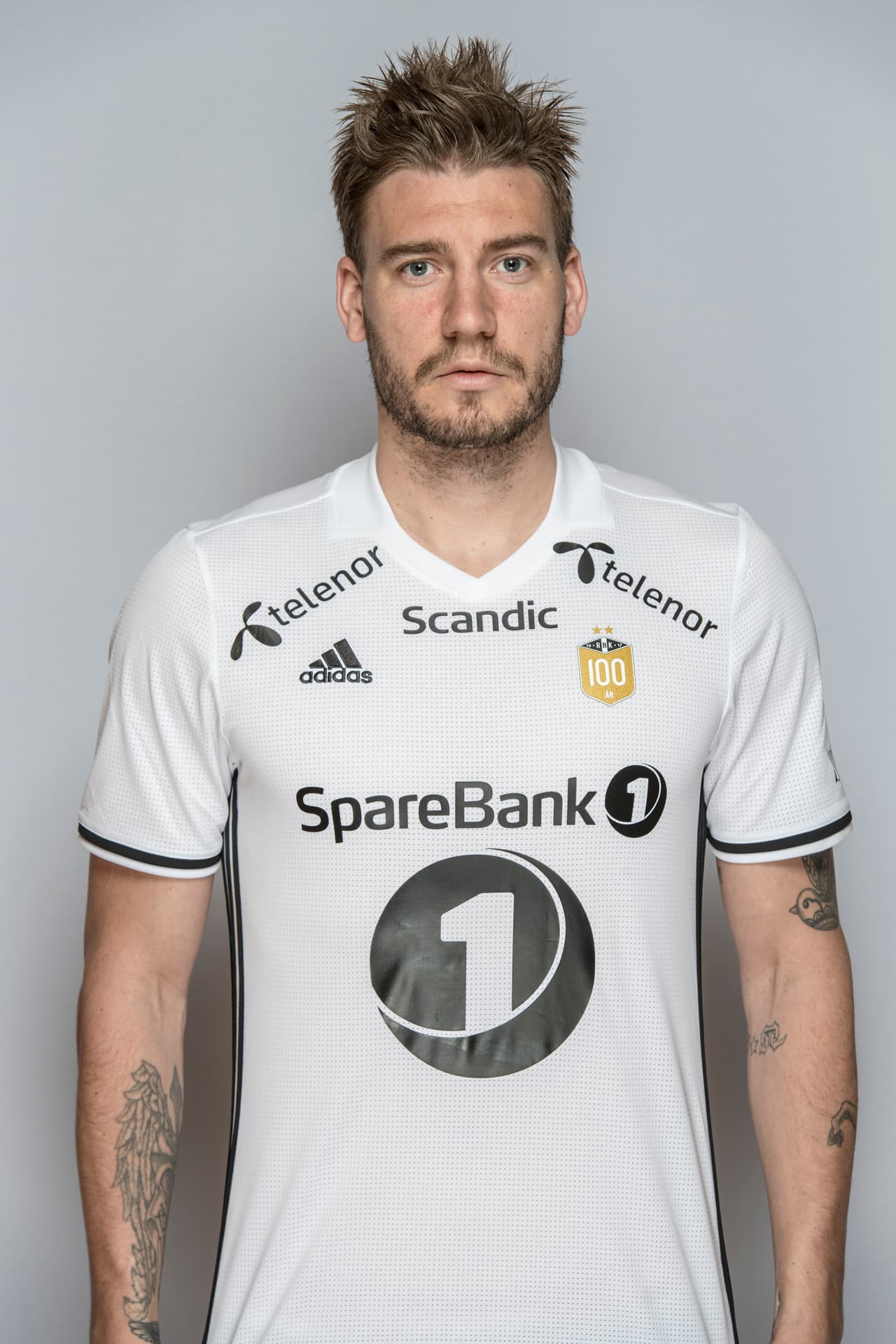 El delantero danés Nicklas Bendtner debutó con el Arsenal a los 17 años en el 2005. Era el heredero de Robin van Persie, pero problemas de indisciplina relacionados con el alcohol arruinaron su carrera. Ahora juega en el Rosenborg de Noruega.