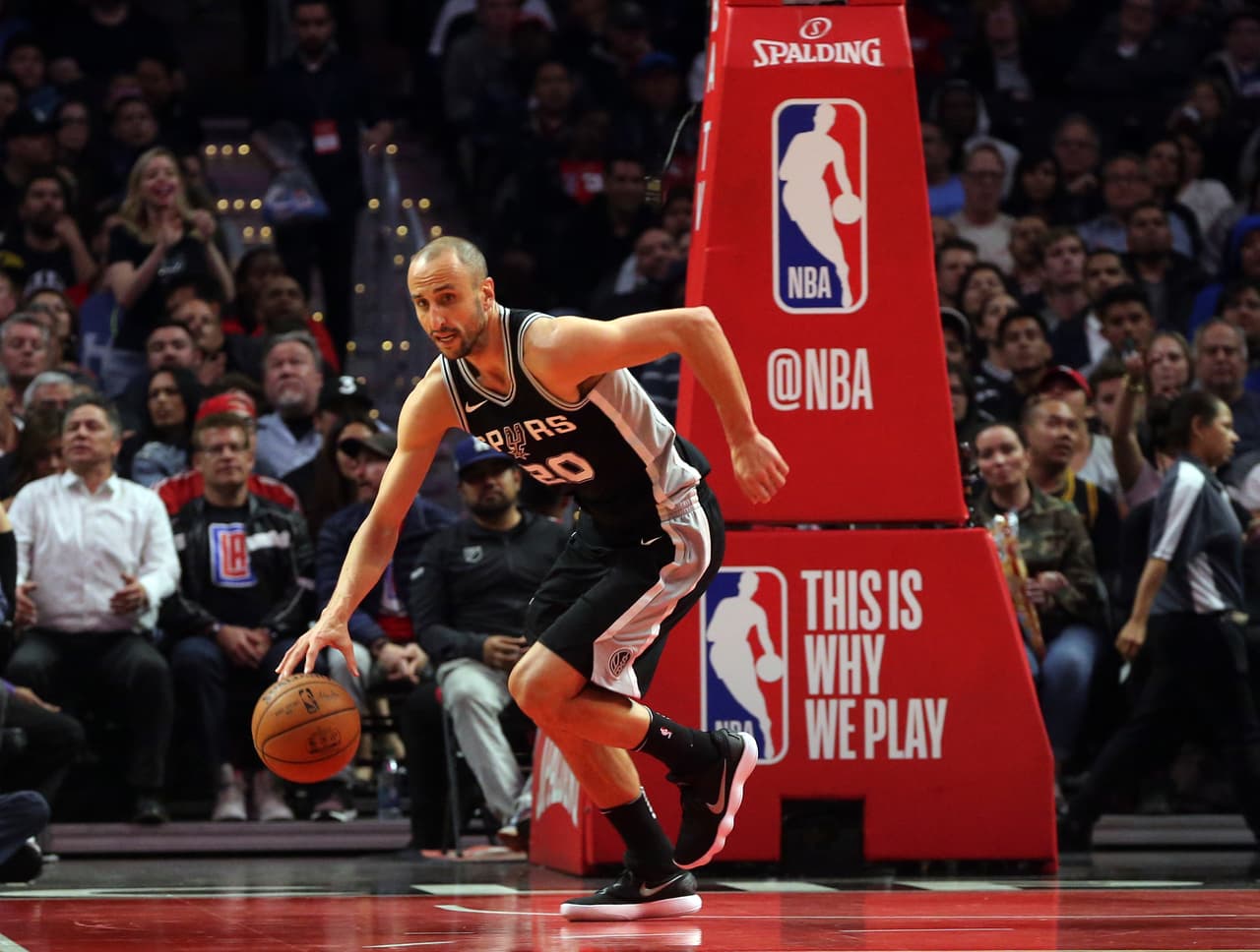 Manu Ginóbili #20. Ganó cuatro anillos con los San Antonio Spurs; es considerado el mejor jugador latinoamericano de la historia.