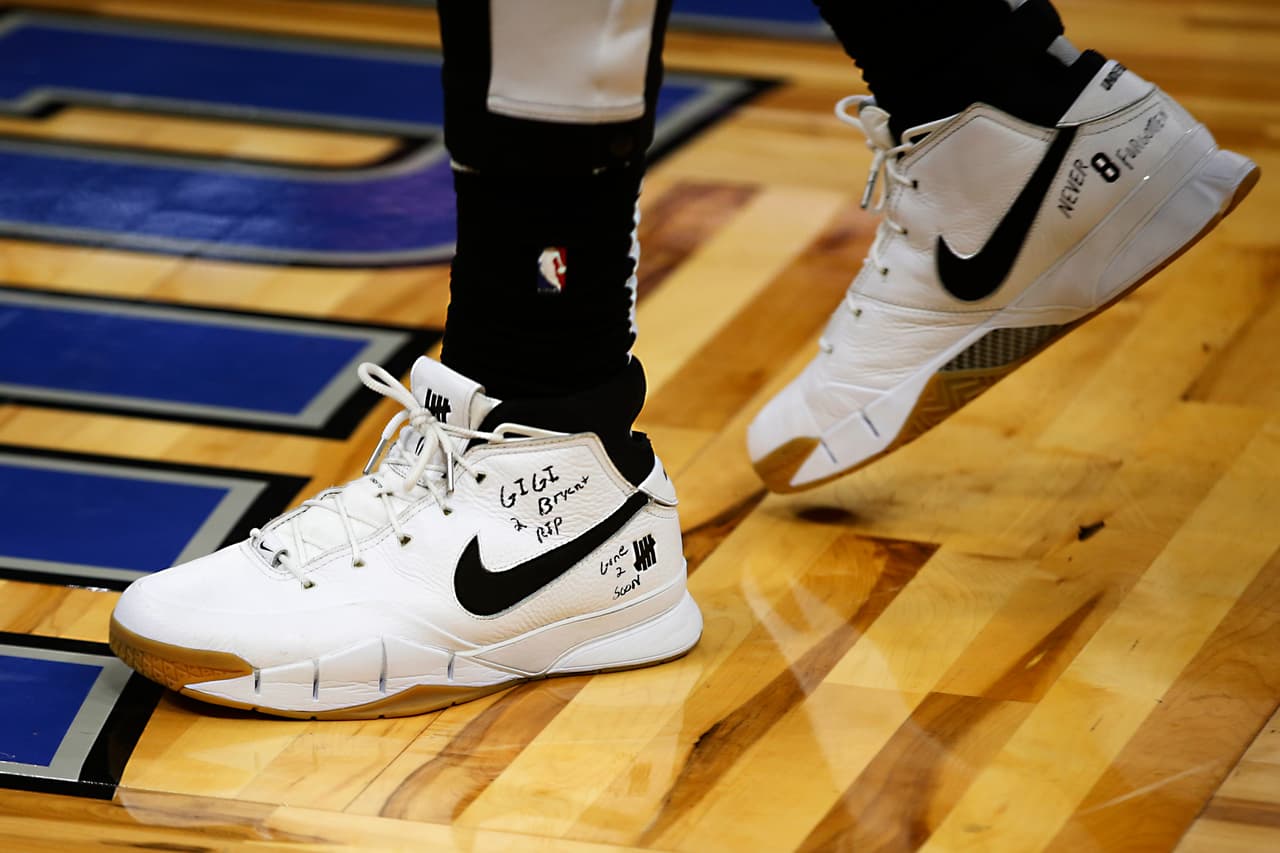 Montrezl Harrell, jugador de Los Angeles Clippers escribió en sus tenis el nombre de GiGi y Kobe junto con la leyenda “never forgotten” (jamás olvidados).