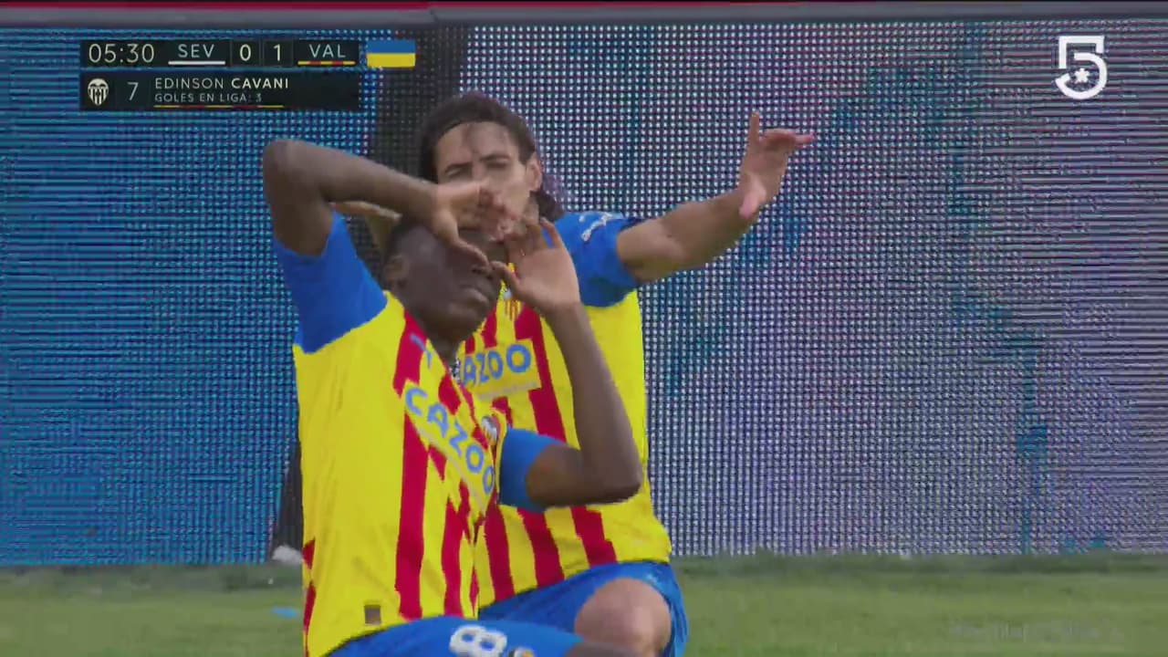 ¡Primer intento y anota! Frentazo de Cavani para el 0-1 del Valencia