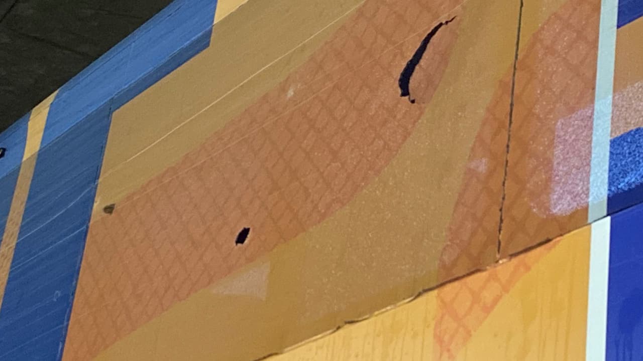 Rompen cristales del camión de Tigres a su llegada al estadio para la Final