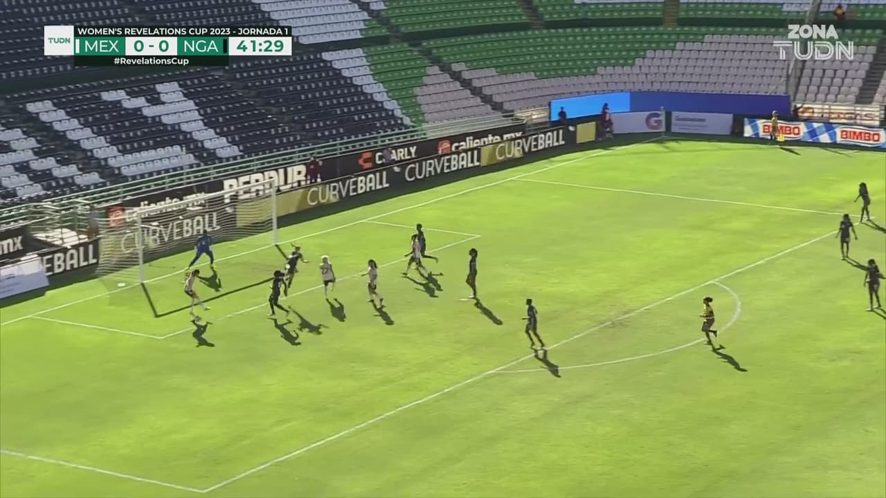 ¡Nadie remata! Espinoza quiere el primero, pero el balón le queda atrás