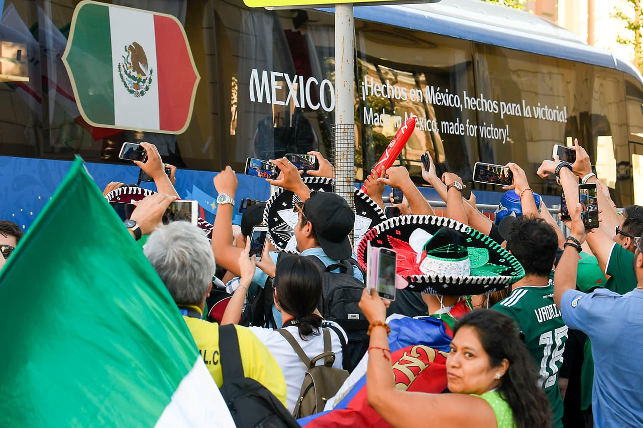 Los fanáticos de México acogieron a la selección en su llegada a Rostov con miras al segundo partido del Mundial Rusia 2018.