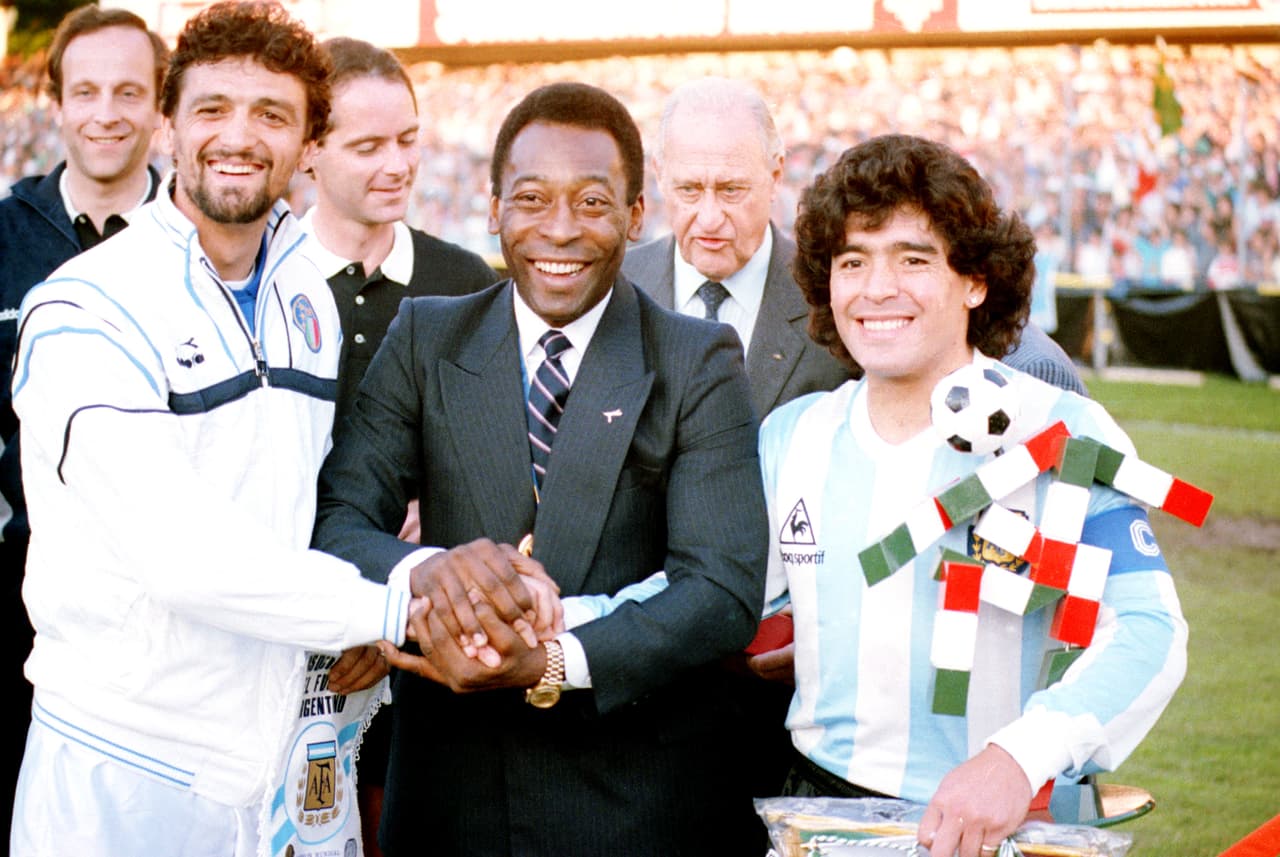 Pelé y Maradona, una de esas fotos que tomarán mayor relevancia con los años. Dos de los más grandes de la historia.