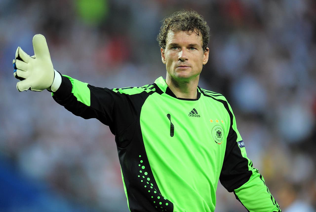 El portero alemán Jens Lehman salió del retiro cuando tenía 41 años. Tras retirarse en 2010 con el Stuttgart de Alemania el arquero firmó en 2011 con el Arsenal inglés, que por ese momento atravesaba una grave crisis con sus lesiones. Se retiró de manera definitiva esa misma temporada, tras ser cuestionado por el técnico Arsene Wenger.