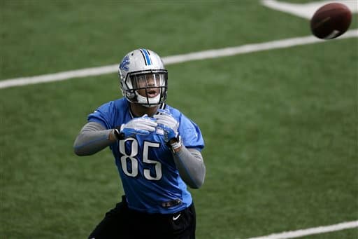 Eric Ebron, el ala cerrada, atrapando un envío de Stafford (AP-NFL).