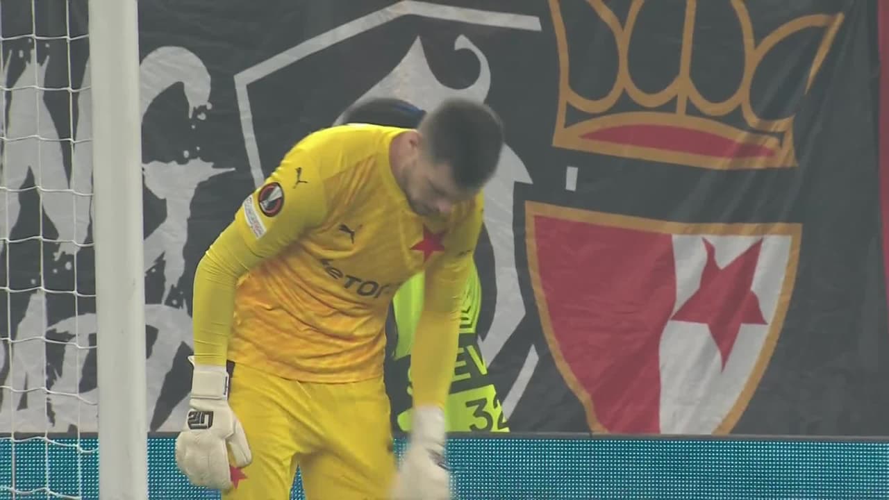 Arranca el partido y la pelota está en juego.