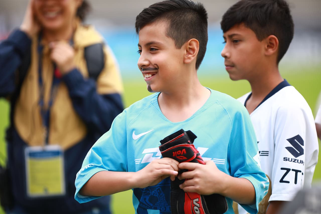 Los niños fueron protagonistas al representar a Pumas y a Toluca como parte del previo del juego, con una niña árbitro, como parte de la fiesta del duelo de la Jornada 16 de la Liga MX.