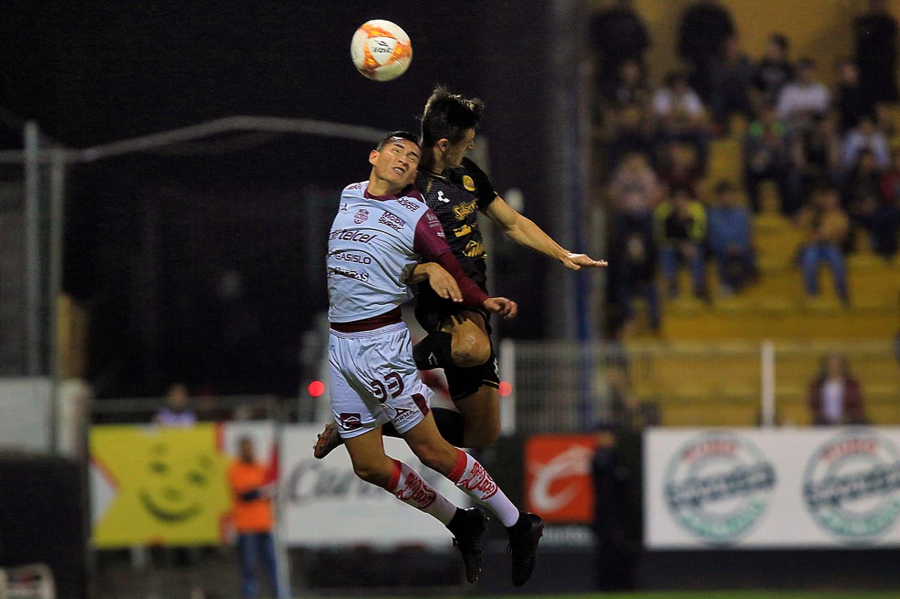 La tónica del partido en los primeros 45 minutos fue mandar muchos balones largos al área con la intención de captar algún rebote favorable, pero las ofensivas se nuetralizaron.