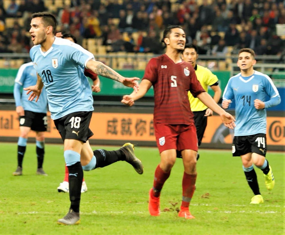 La cuenta la cerró Mauricio Gómez (izquierda) con su primer gol internacional, el 4-0 de la Celeste al minuto 88'.