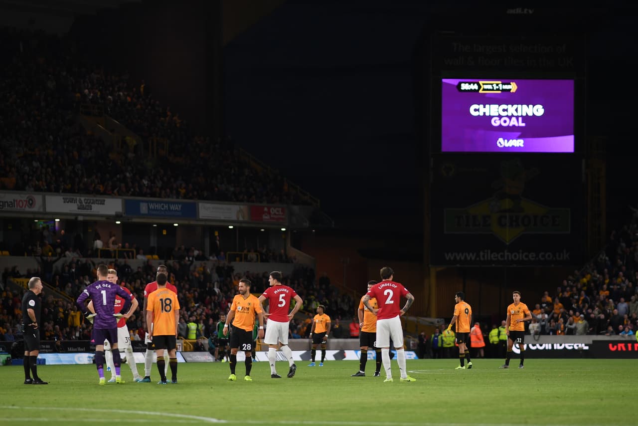 Ante la duda del gol por parte del Wolverhampton, los árbitros recurrieron al VAR por supuesta posición adelantada de Rubén Neves. Al finalizar la revisión, el gol fue válido.