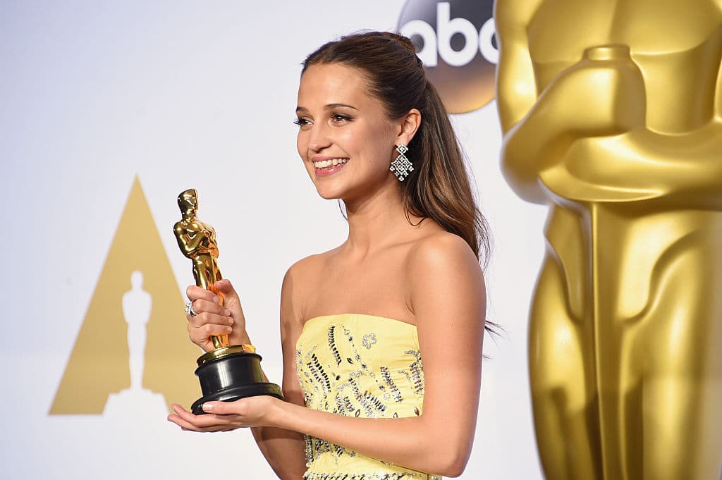 Vikander reveló a People en una nueva entrevista publicada esta semana que secretamente dio a luz al primer hijo de la pareja a principios de este año.