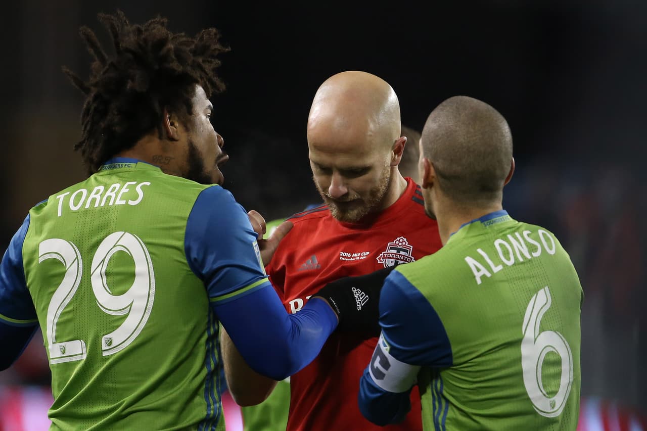 Román Torres y Osvaldo Alonso consolaron a Michael Bradley en la final.