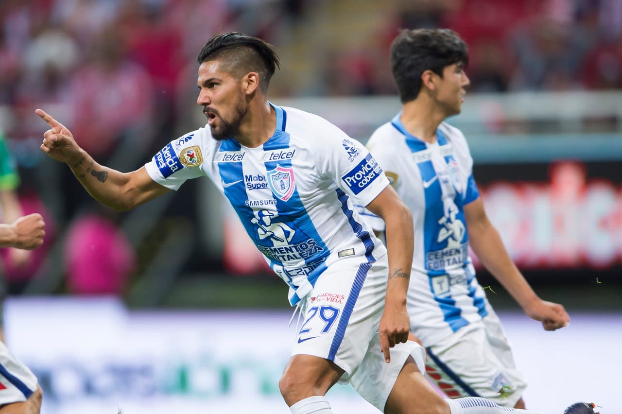 Pachuca ha encontrado un grupo que lo mismo saca puntos con el balón que sin él. Ante Chivas hizo un duelo a la medida de sus posibilidades. Fue un toma y daca parejo hasta la expulsión de Hirving Lozano. Entonces se replegó y vino Jonathan Urretaviscaya.