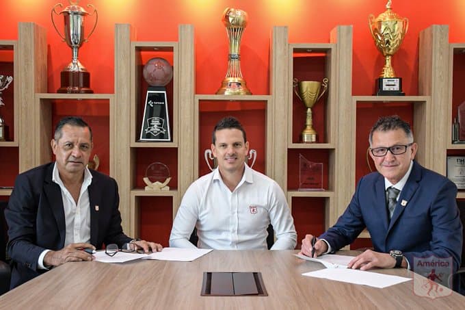 Juan Carlos Osorio ya firmó como DT en América de Cali