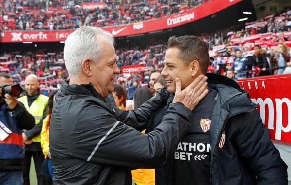 Un saludo muy mexicano. El entrenador del Leganés, Javier Aguirre, saluda al delantero del Sevilla Javier 'Chicharito' Hernández.