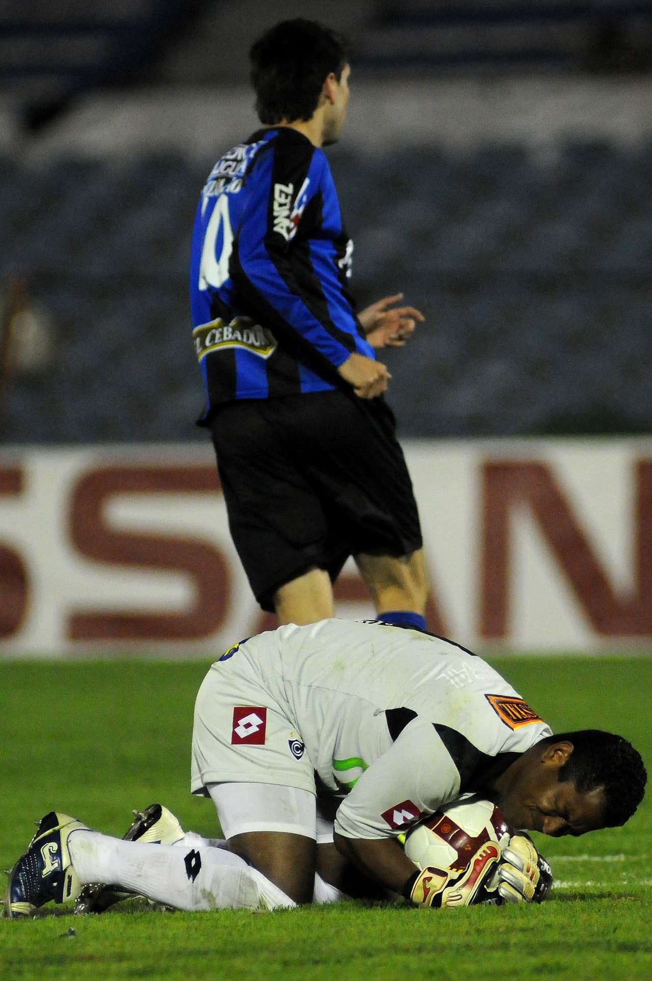 Vegas fue apodado por algunos relatores suramericanos 'Chilavegas' pues fue contemporáneo de Chilavert y su condición de pateador coincidió con la fama del paraguayo.