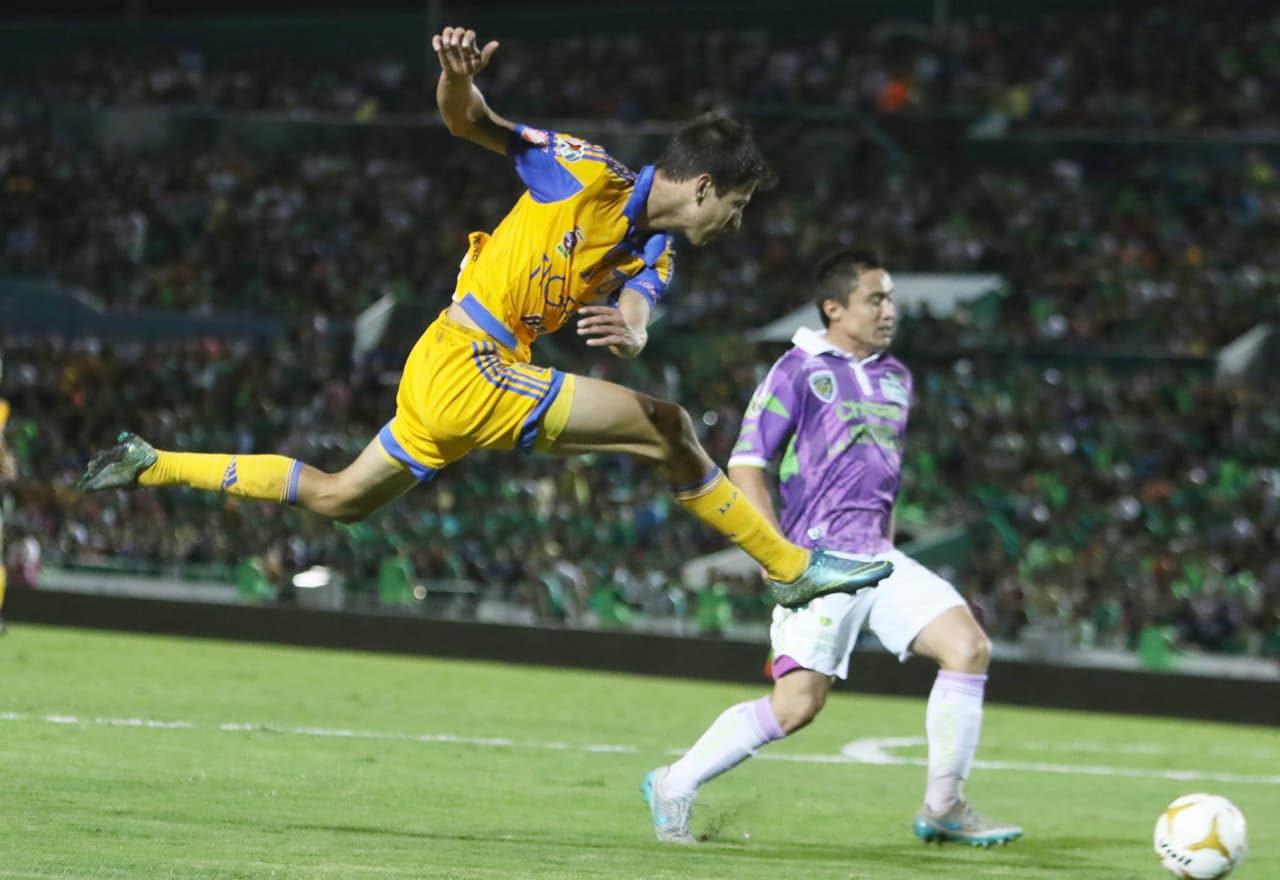 Velocidad a la ofensiva- Jürgen Damm y Javier Aquino hacen que a los Tigres les salgan alas, su desequilibrió por las bandas fortalecían los contragolpes de los felinos que vez que se proponían hacer daño.