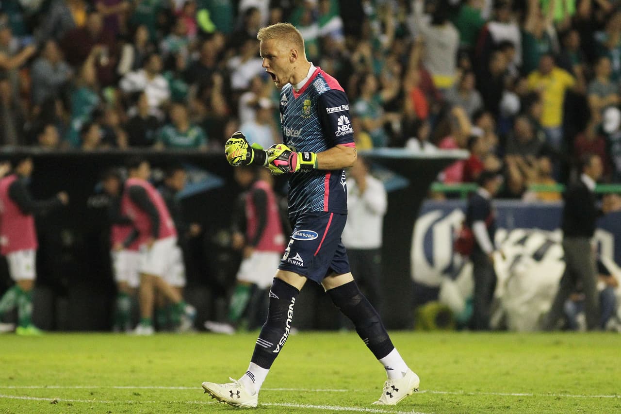 El portero de León- William Yarbrough tuvo dos muy buenas atajadas que feron sobresalientes y evitaron que el marcador fuera más abultado.