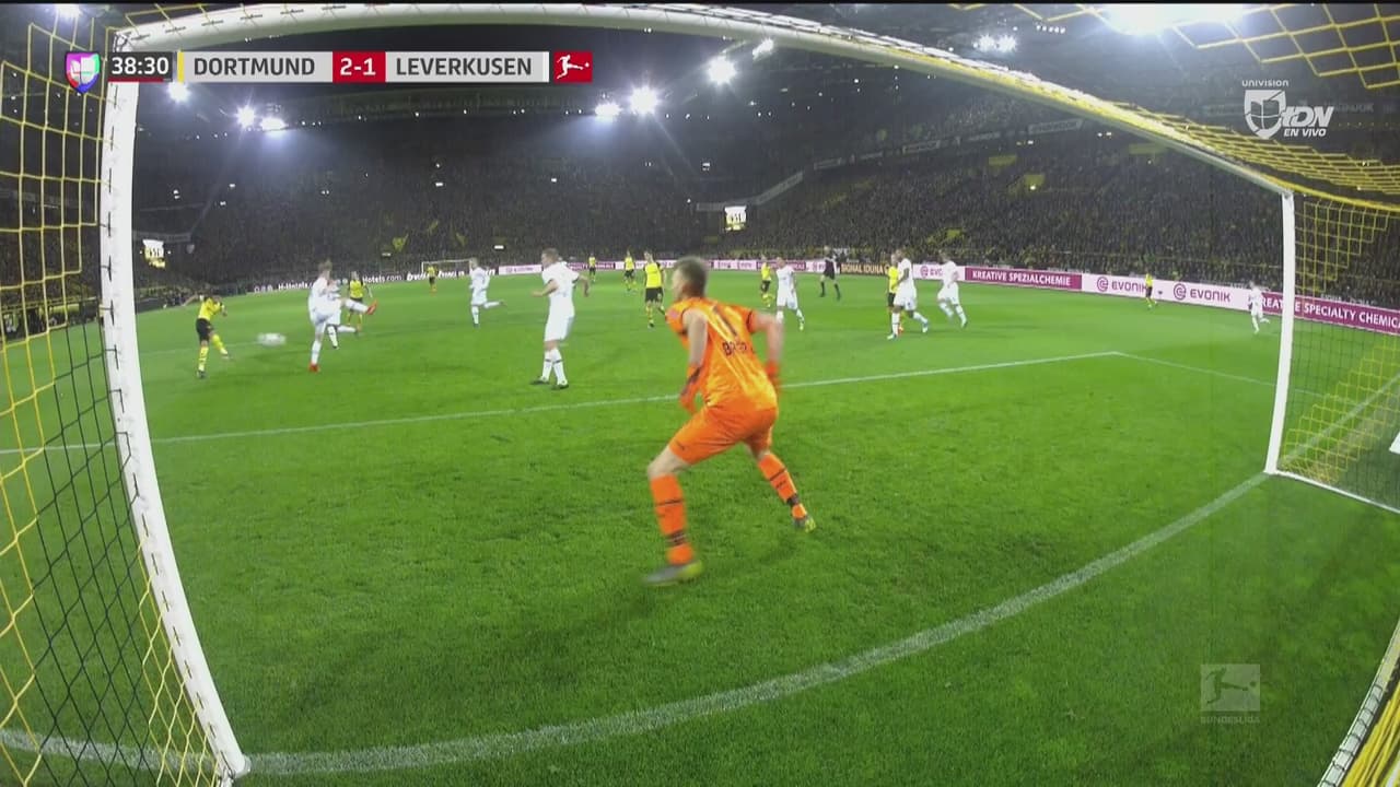 ¡Pero que golazo! Volea perfecta de Jadon Sancho que le valió una ovación generalizada