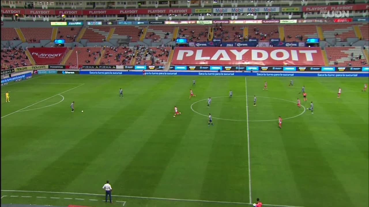 Arranca el partido y la pelota está en juego.