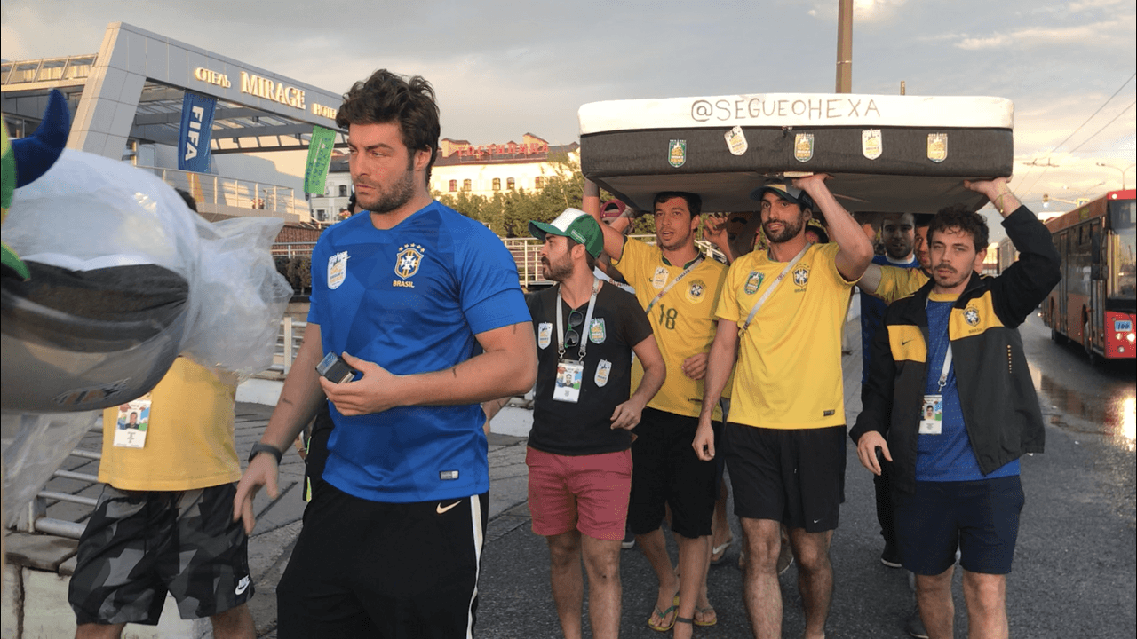 Fans llegaron al hotel de Brasil con un colchón para Marcelo