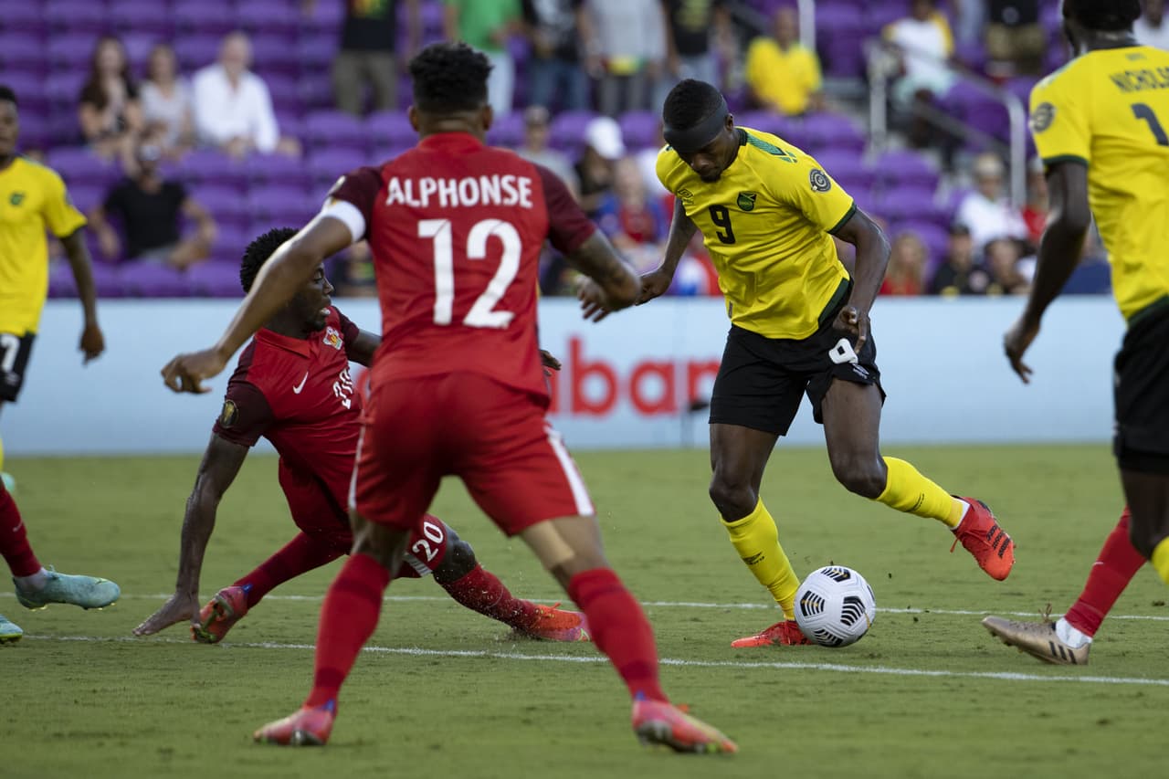 Los goles de Cory Burke y Juior Flemmings le dan la remontada 1-2 sobre Guadalupe y aseguran su lugar en la siguiente ronda,