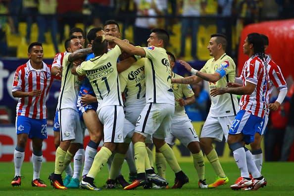 MEXICO CITY, MEXICO - AUGUST 27: Players of America and Chivas fight during the 7th round match between America and Chivas as part of the Torneo Apertura 2016 Liga MX at Azteca Stadium on August 27, 2016 in Mexico City, Mexico. (Photo by Hector Vivas/LatinContent/Getty Images)