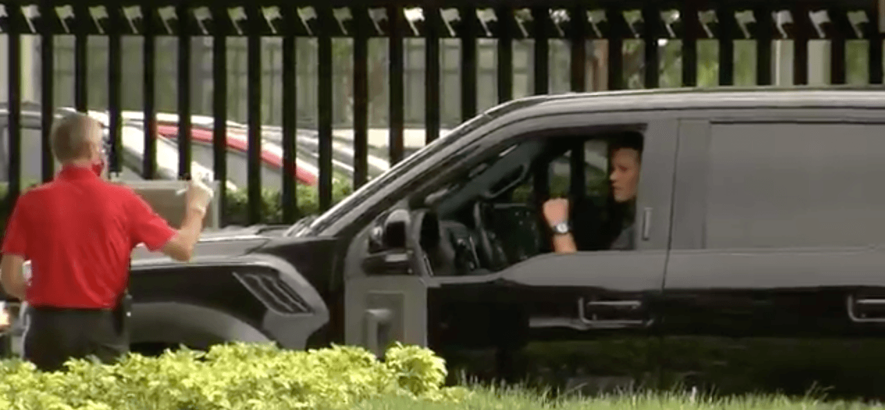 Tom Brady reporta con Bucs para presentar prueba de COVID-19