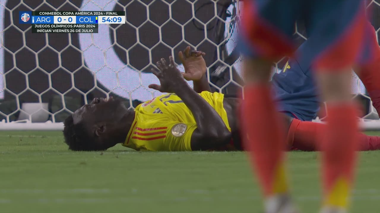 ¡Se la perdió! Cabezazo de Davinson Sánchez que sale arriba