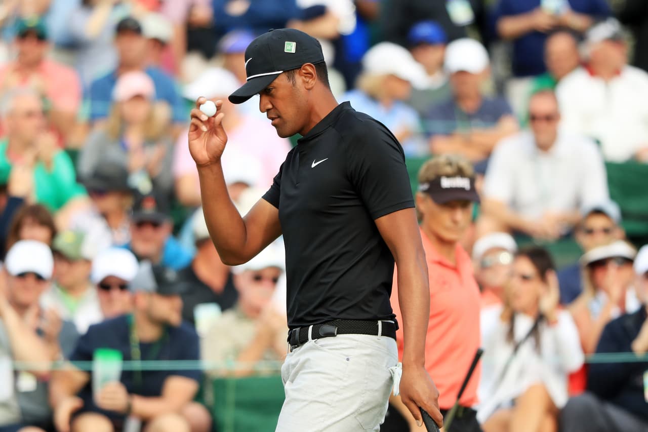 En la jornada aventajó a Tony Finau, protagonista de una de las situaciones más curiosas durante este Masters tras lesionarse por una celebración en los días previos.