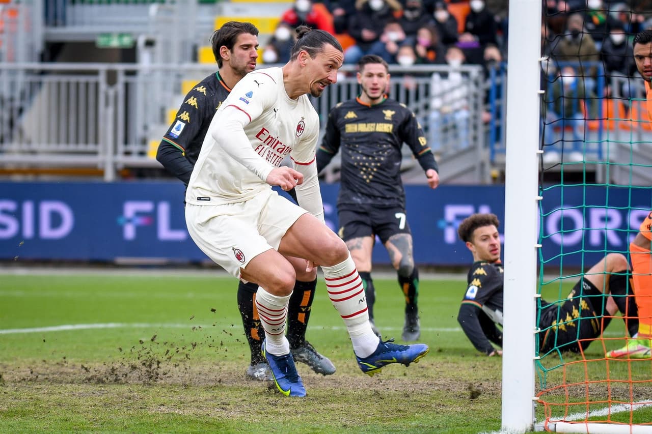Milan derrota a Venezia con un doblete de Theo Hernández y un gol de Zlatan Ibrahimovic, durante la J21 de la Serie A, colocándose como líder de la tabla momentáneo.