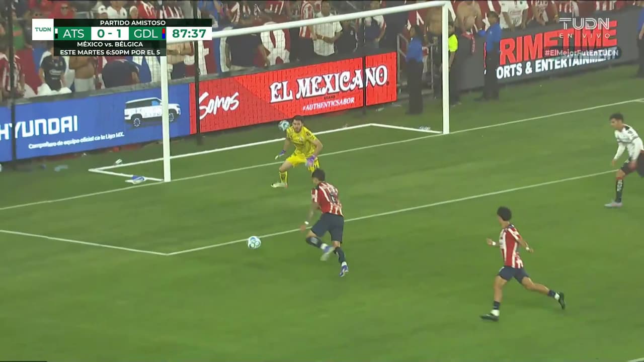 ¿Entró o no ese balón? Era el segundo gol de Chivas vs. Atlas y esto pasa