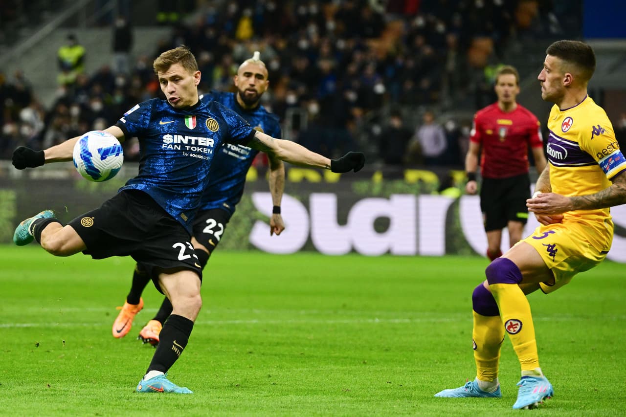 Lucas Torreira adelantó a la Fiorentina, pero neerlandés Denzel Dumfries le dio el empate al Inter.