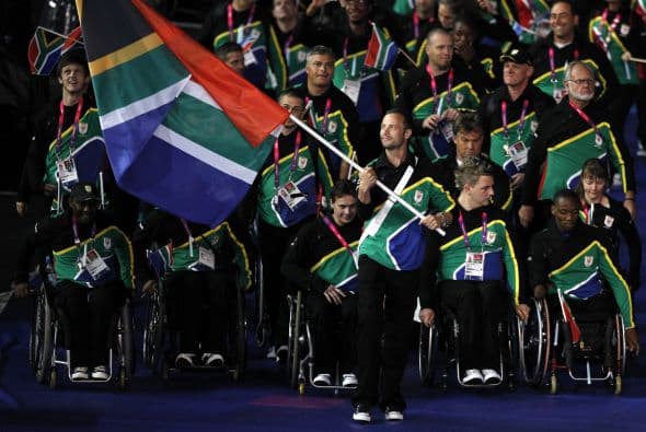 Poco después, Pistorius estaría de vuelta con la bandera para los paralímpicos, liderando a la delegación sudafricana.