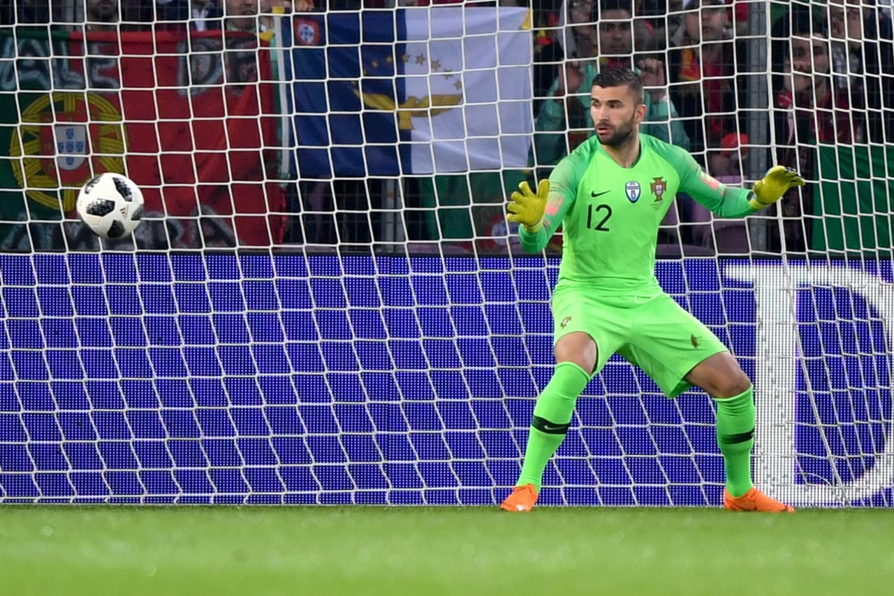 Buen centro desde la banda derecha de van de Beek, que el delantero del Olympique de Lyon conectó de gran manera en el área chica.