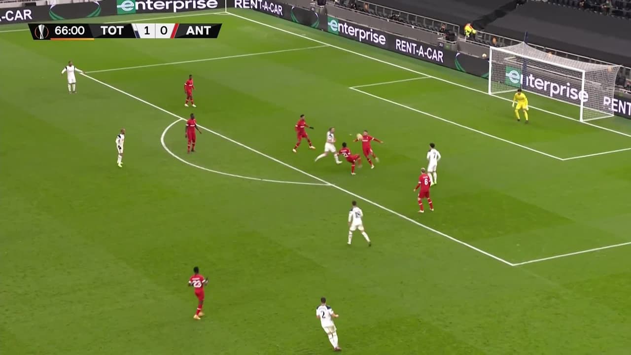 ¡TIRO ATAJADO! disparo por Heung-Min Son.