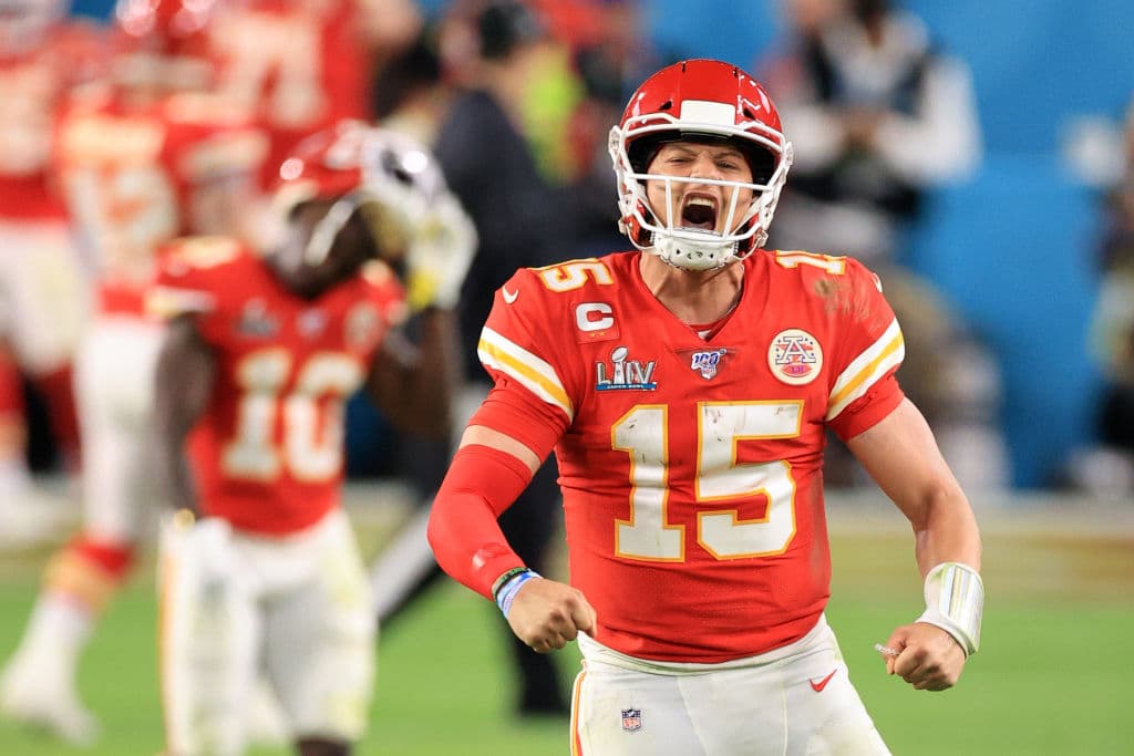 <b>Patrick Mahomes / titanes</b>
<br>La alegría y lealtad impulsan su ética de trabajo, así como las horas de práctica y estudio que pone para ser el mejor. Construye un legado como uno de los atletas más impactantes de su generación.