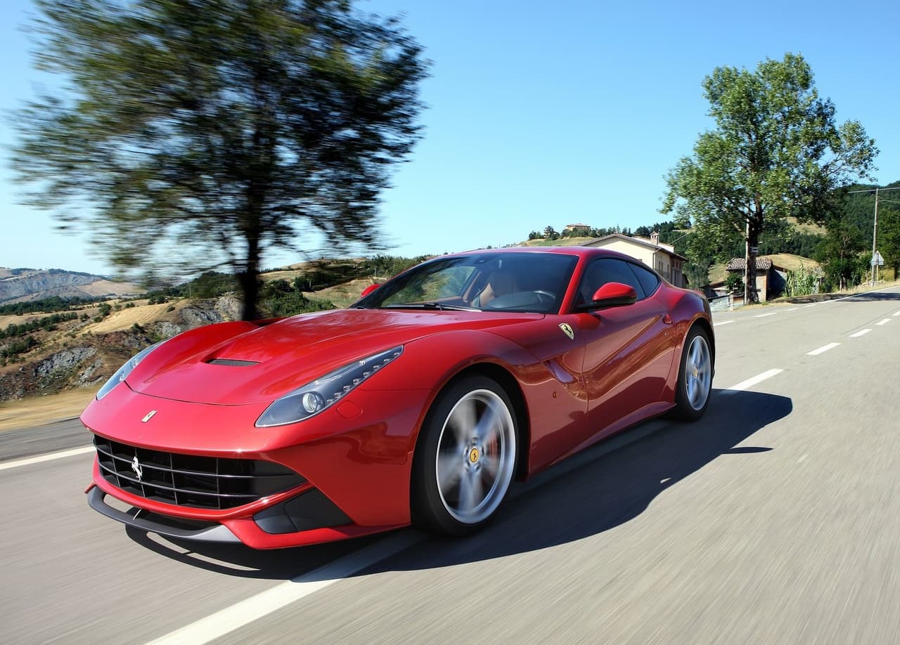 <h3 class="cms-H3-H3"><b>Ferrari F12berlinetta</b></h3>
<br>
<br>A Benzema muy pocas veces se le ha visto conducir este vehículo y tampoco lo ha presumido en sus redes sociales, como lo hace con el resto de su colección, lo que nos deja la duda de si realmente el futbolista es el dueño o no. Se trata de otra espectacular joya de la casa del cavallino rampante.