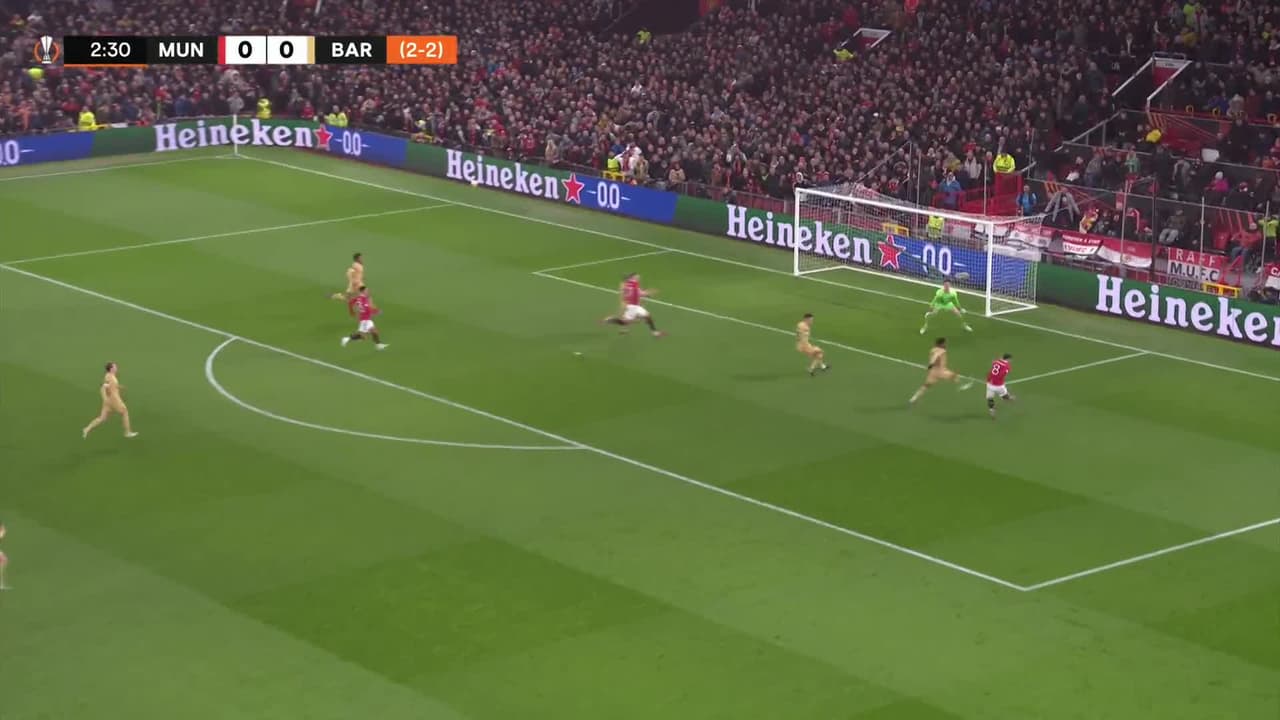 ¡TIRO ATAJADO! disparo por Bruno Fernandes.