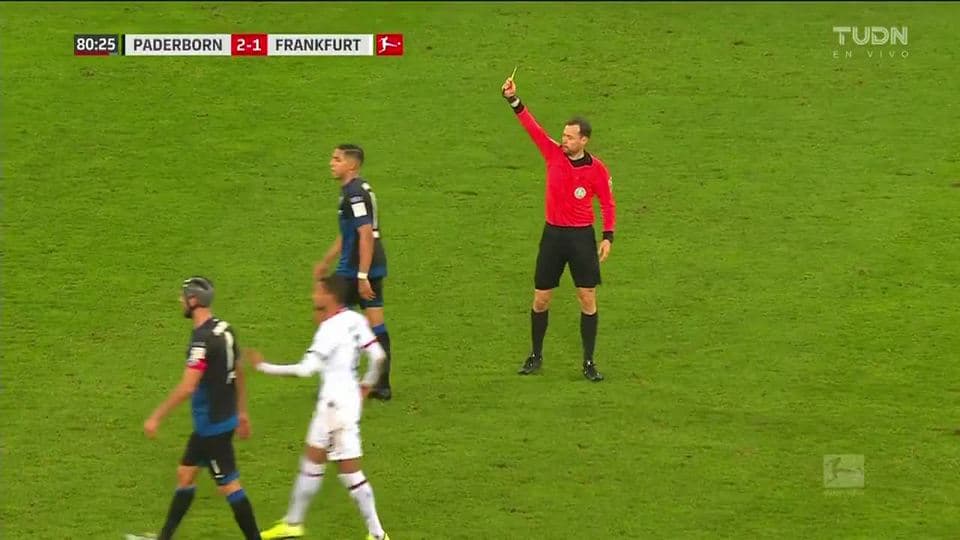 Tarjeta amarilla. El árbitro amonesta a Abdelhamid Sabiri de SC Paderborn 07