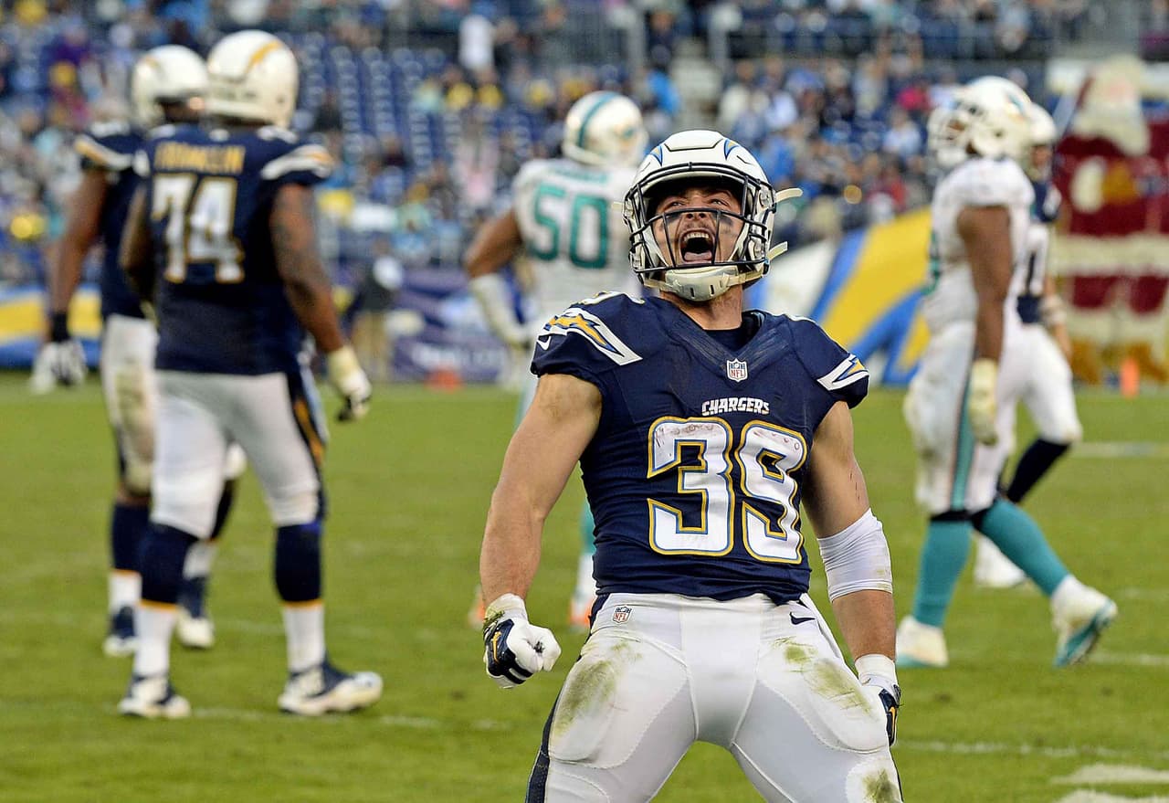 Danny Woodhead anotó cuatro touchdowns, tres por recepción y uno por acarreo para que los Chargers vencieran 30-14 a los Dolphins.