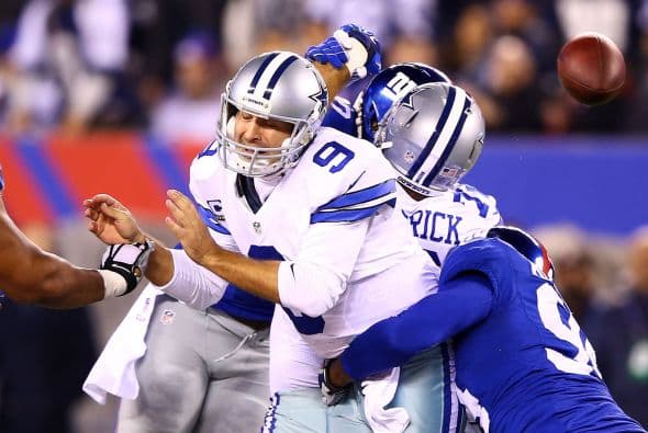 Tony Romo es el latino que destacó durante la jornada 12 de la NFL por llevar a los Dallas Cowboys a una victoria ante los NY Giants 31-28, al lograr 275 yardas en 18 pases y cuatro pases de TD. Checa las mejores imágenes del QB ante los Giants.