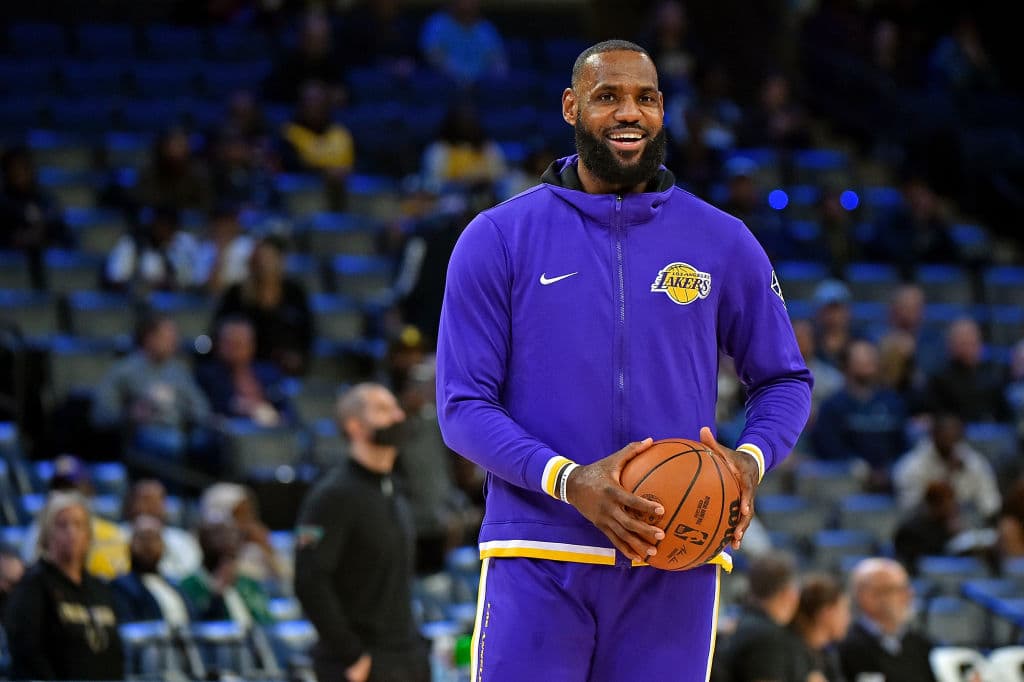 LeBron James llega a 100 triples-dobles, en derrota de los Lakers