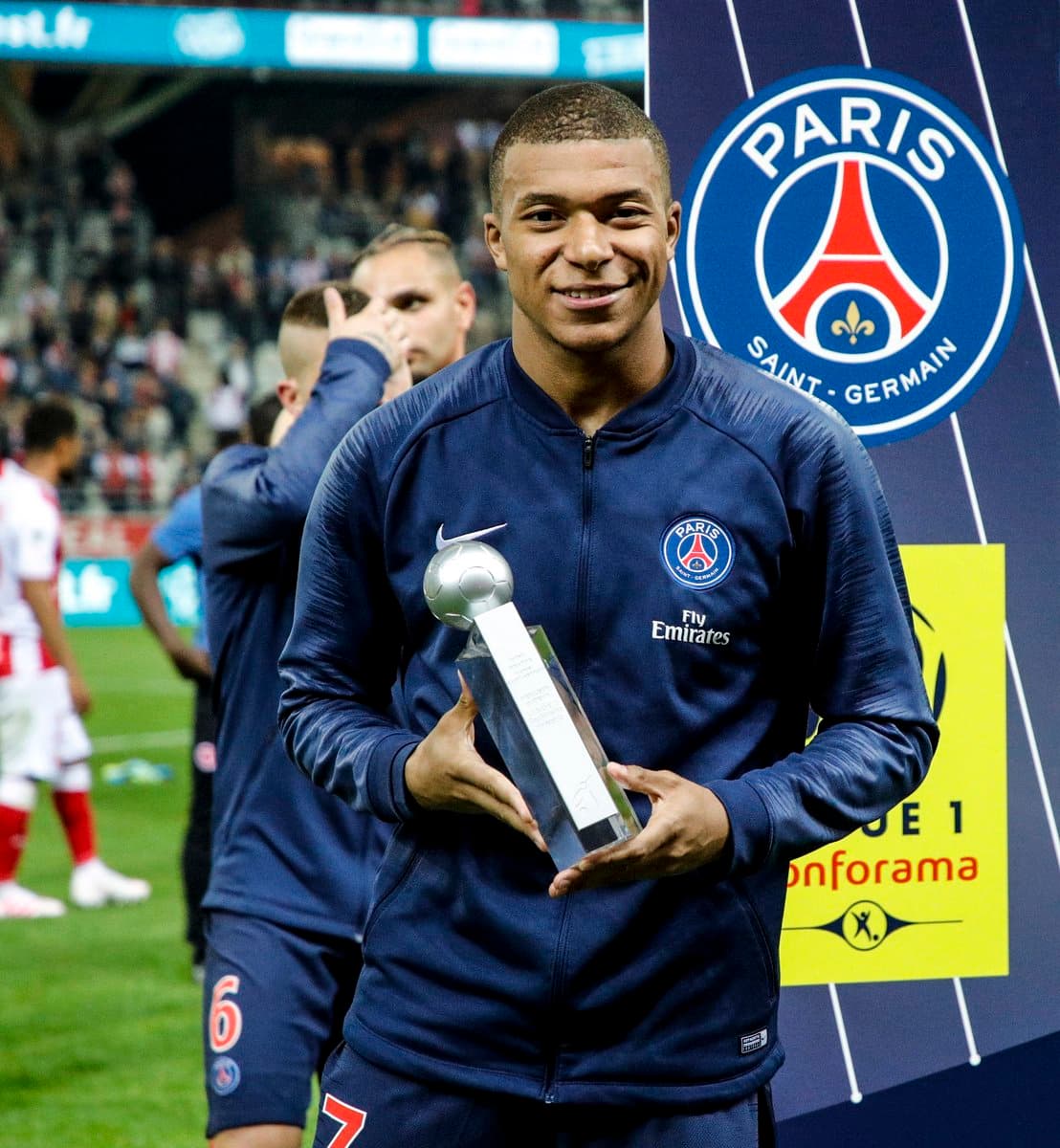 Kylian Mbappé recibió el trofeo al máximo goleador de la Ligue 1 con 33 anotaciones, segundo fue Nicoás Pépé del Lille (22) y tercero Edinson Cavani del PSG (18).