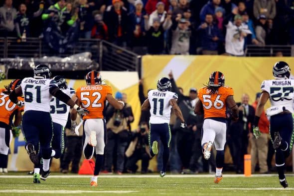 Iniciando el segundo tiempo, los Seahawks enterraron más las garras a los Broncos con un regreso de kickoff de 87 yardas para touchdown de Percy Harvin #11.