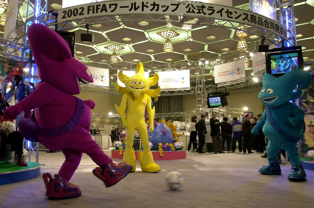 Las tres mascotas querían difundir el Atmoball, un deporte inventado que en teoría era igual que el fútbol. Fue un concepto algo distante para los fanáticos.