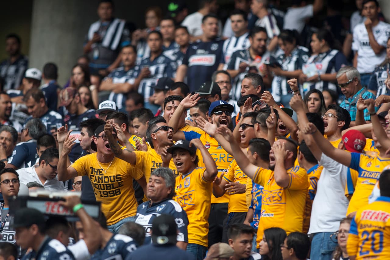 La afición en el Clásico Regio en el Estadio Gigante de Acero.