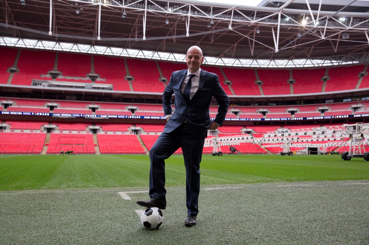 El aspirante a la presidencia de la FIFA Gianni Infantino posa pisando una pelota de fútbol en el estadio de Wembley, en Londres, el 1ro de febrero del 2016 durante una presentación ante la prensa para hablar de sus planes en caso de ser elegido. (AP Photo/Matt Dunham)